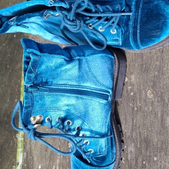 Women's Betsy Johnson Embroidered Laced Boots - Picture 3 of 12